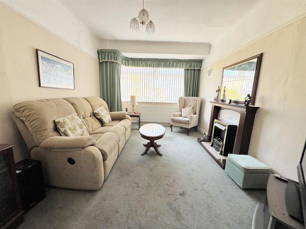 Property photo 3 of 14 Lounge