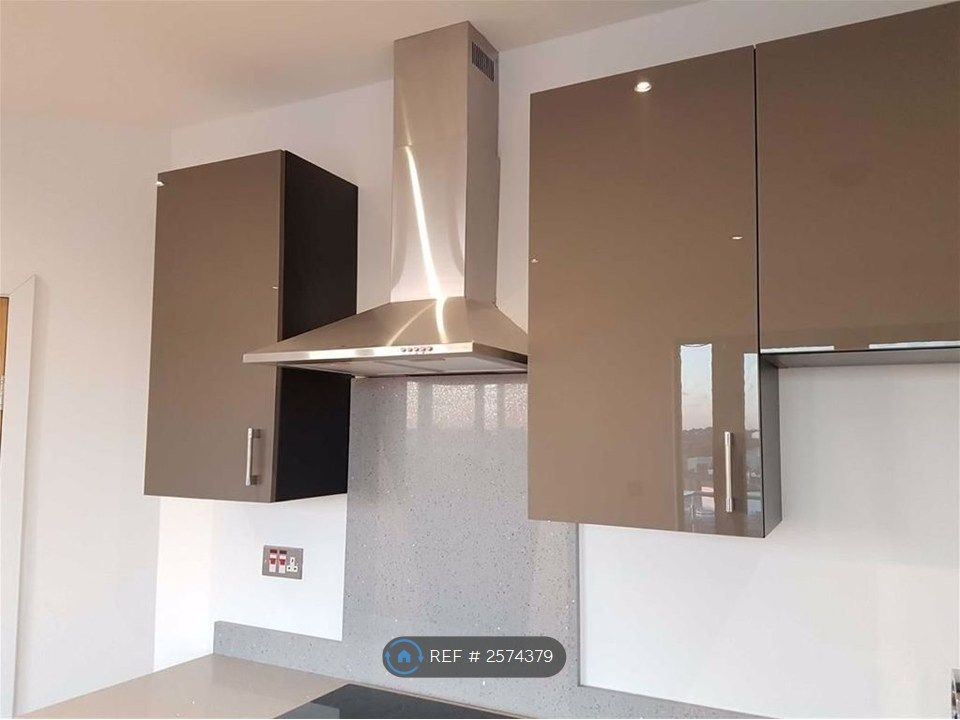 Property photo 3 of 9 Kitchen Cupboards