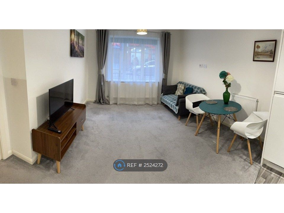 Property photo 2 of 11 Spacious Living Room