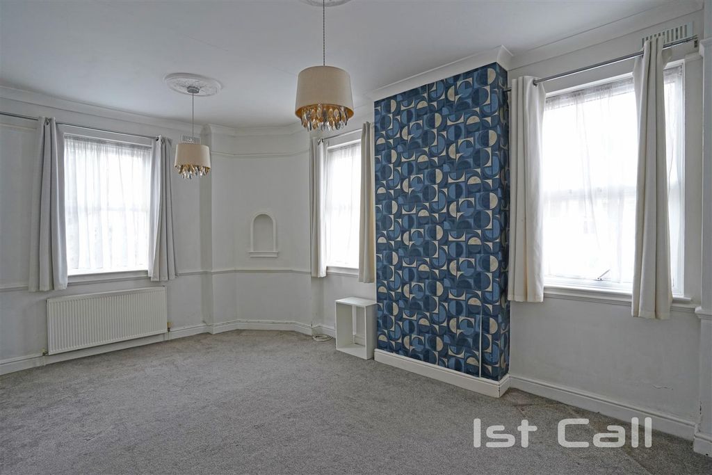 Property photo 3 of 10 Lounge