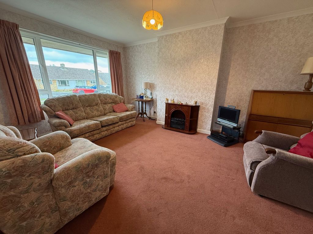 Property photo 3 of 13 Lounge