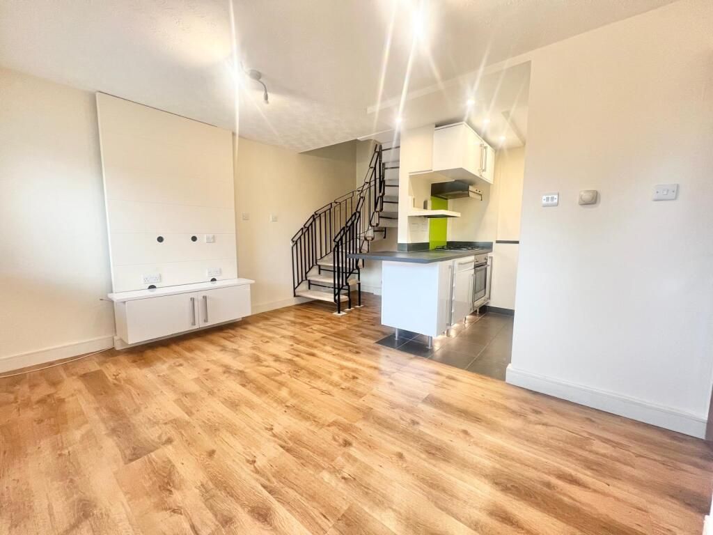 Property photo 3 of 6 .