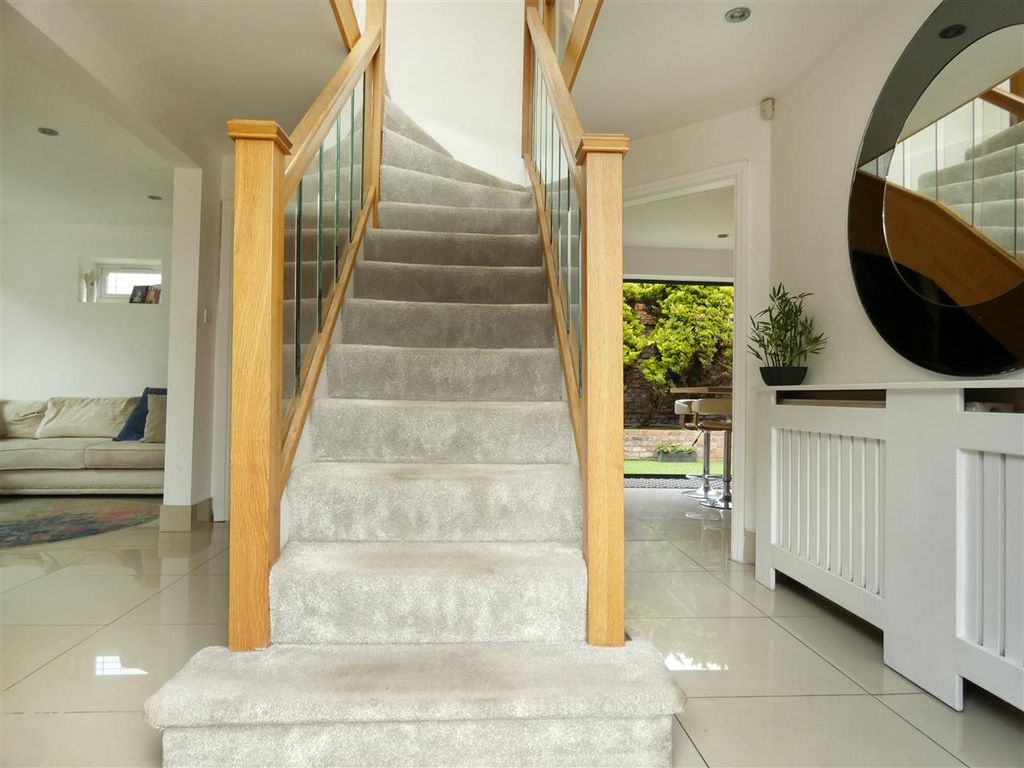 Property photo 2 of 28 Entrance Hall