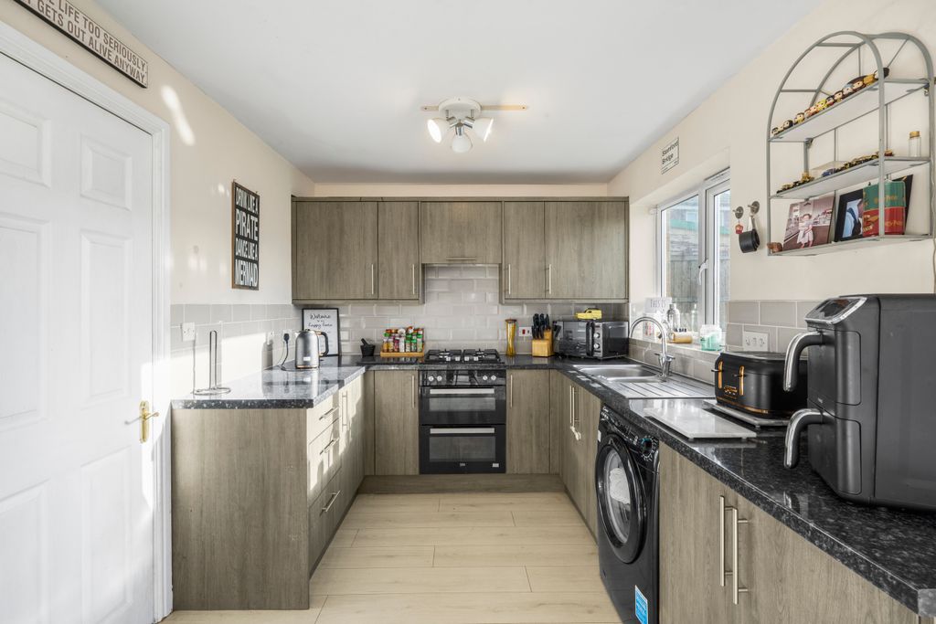 Property photo 3 of 11 Kitchen