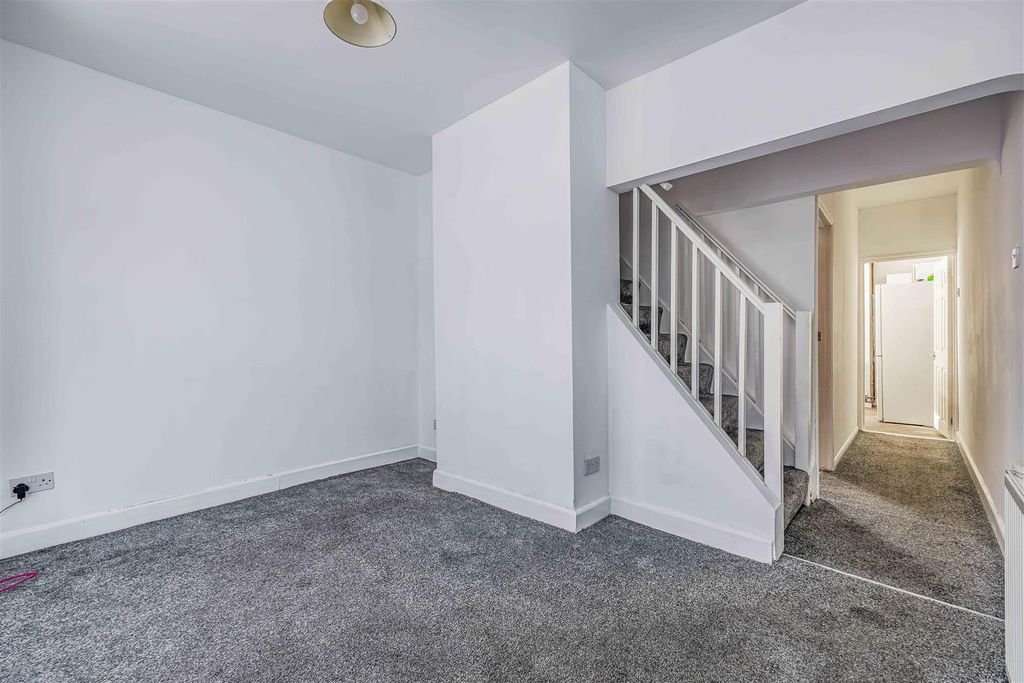 Property photo 3 of 18 Sutherland Road, Southsea-Small-Porticomarketing-N