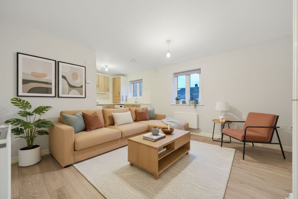 Property photo 2 of 9 Monarch Drive, Sittingboure - Lounge