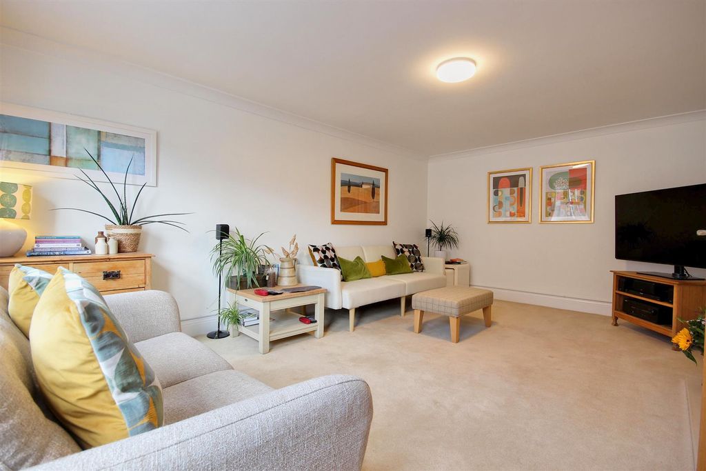 Property photo 3 of 28 Lounge