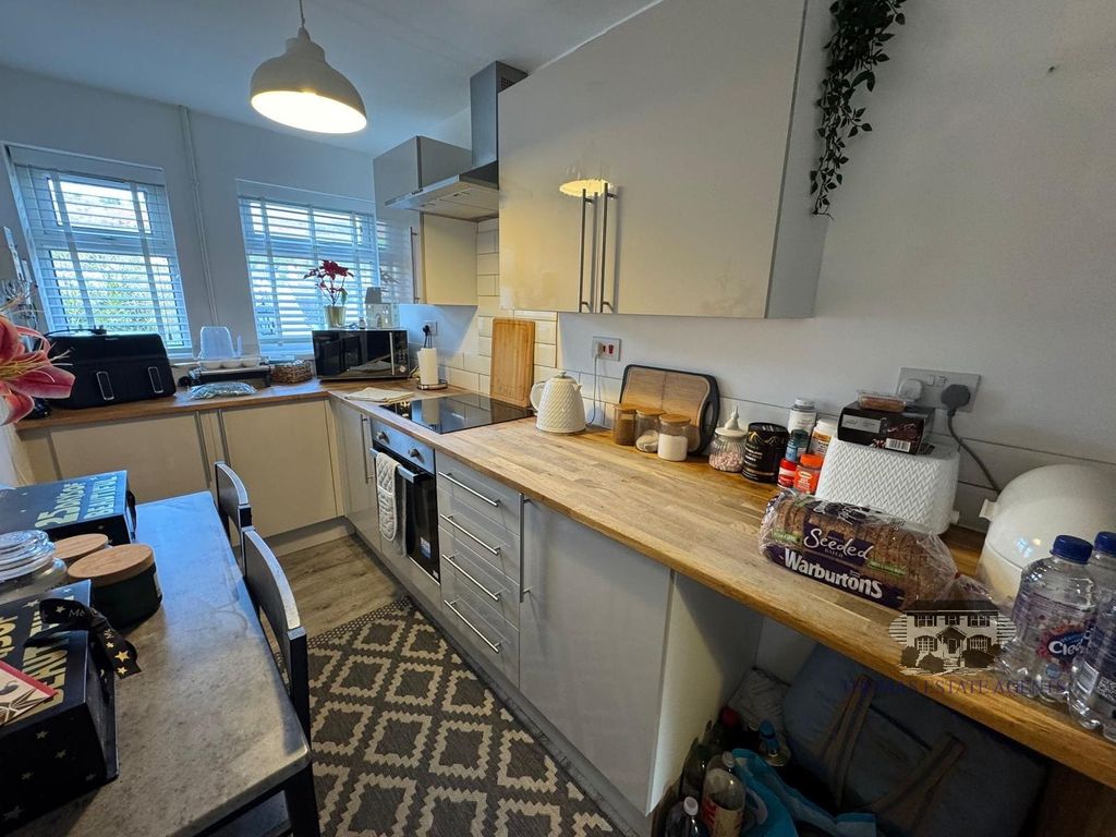 Property photo 3 of 9 Kitchen