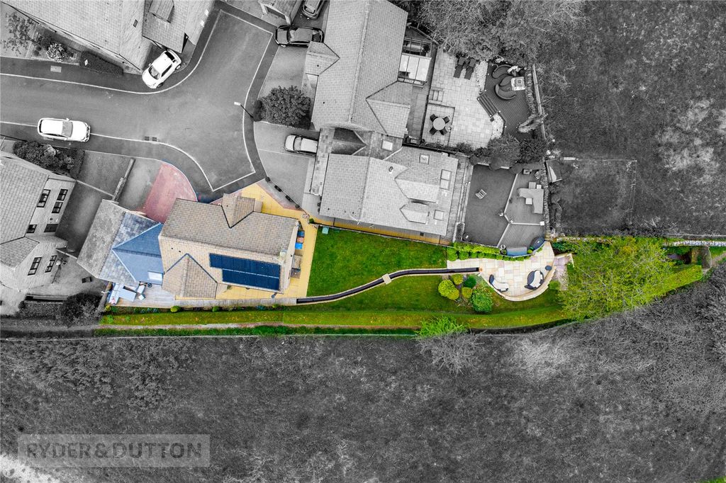 Property photo 3 of 28 Green View Chase