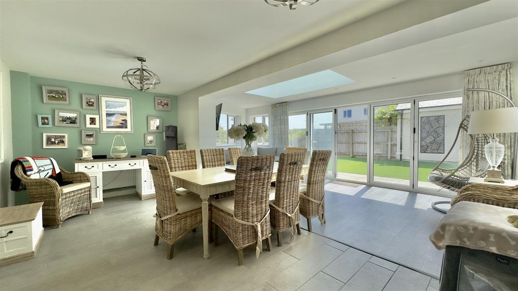 Property photo 3 of 33 Kitchen:Diner:Family Room.Jpeg
