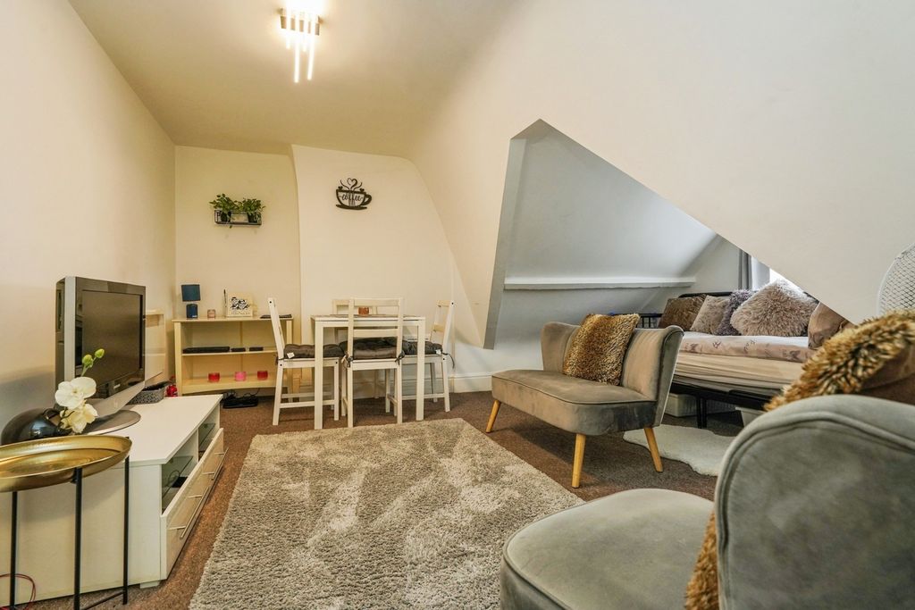 Property photo 3 of 7 Lounge