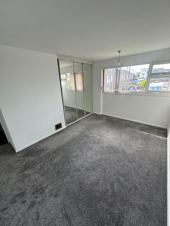 Property photo 2 of 18 A Bright And Clean Double Bedroom Featuring A Larg...