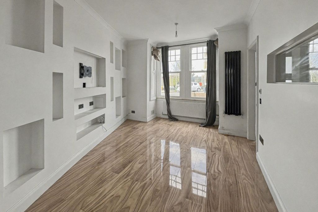 Property photo 2 of 17 169 Gleneagle Road, Streatham, London, Sw16 6Az