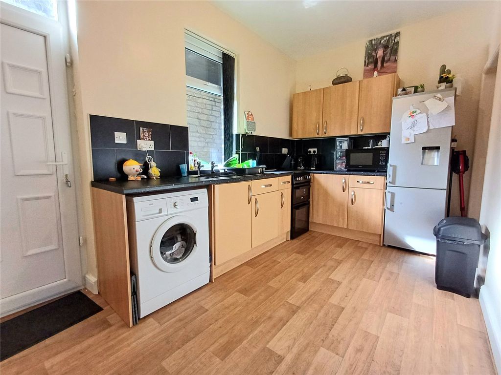 Property photo 2 of 10 Kitchen