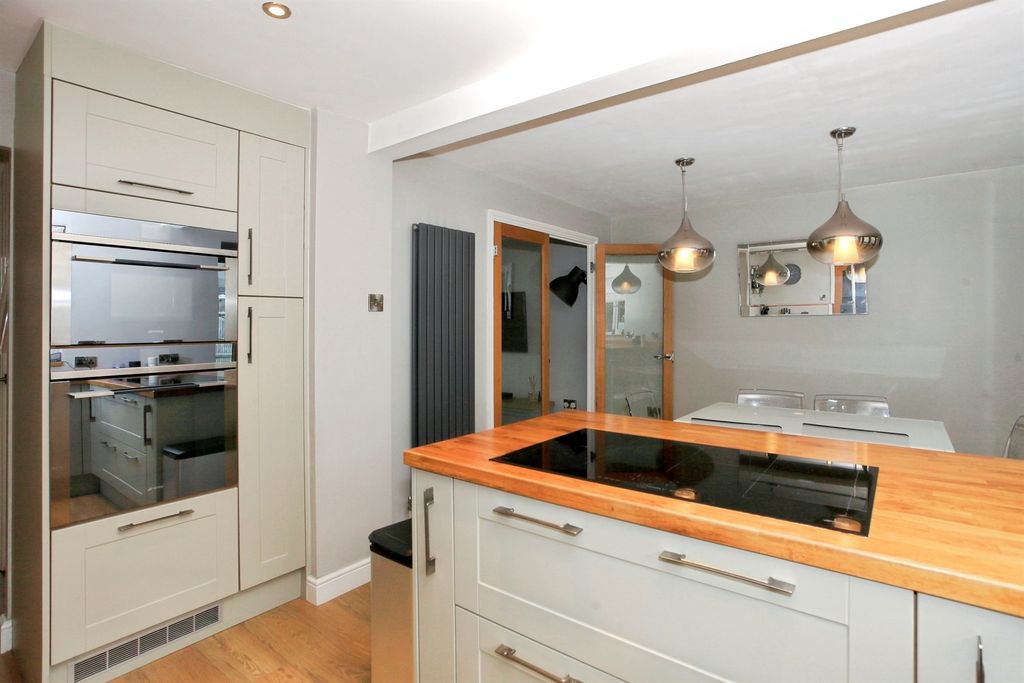 Property photo 2 of 21