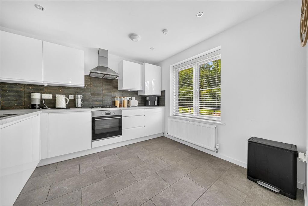 Property photo 3 of 18 4