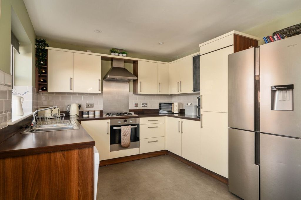 Property photo 3 of 28