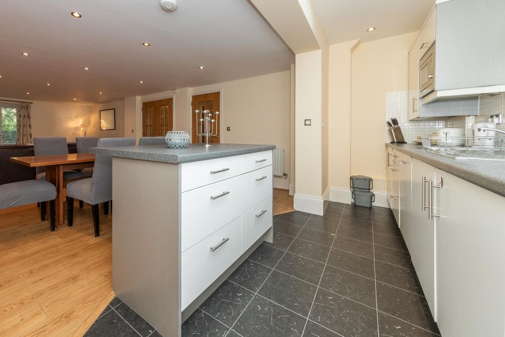 Property photo 2 of 37