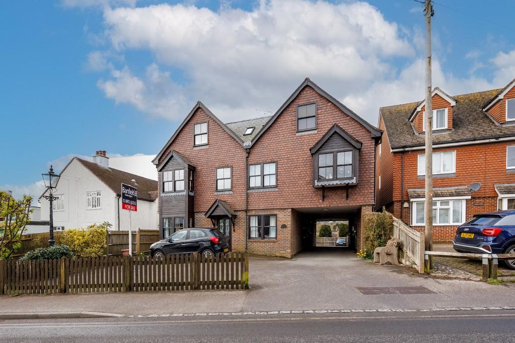 Property photo 1 of 12 2 The Mews _ Crowborough _ Tn6 1Ju _ Roots Propert