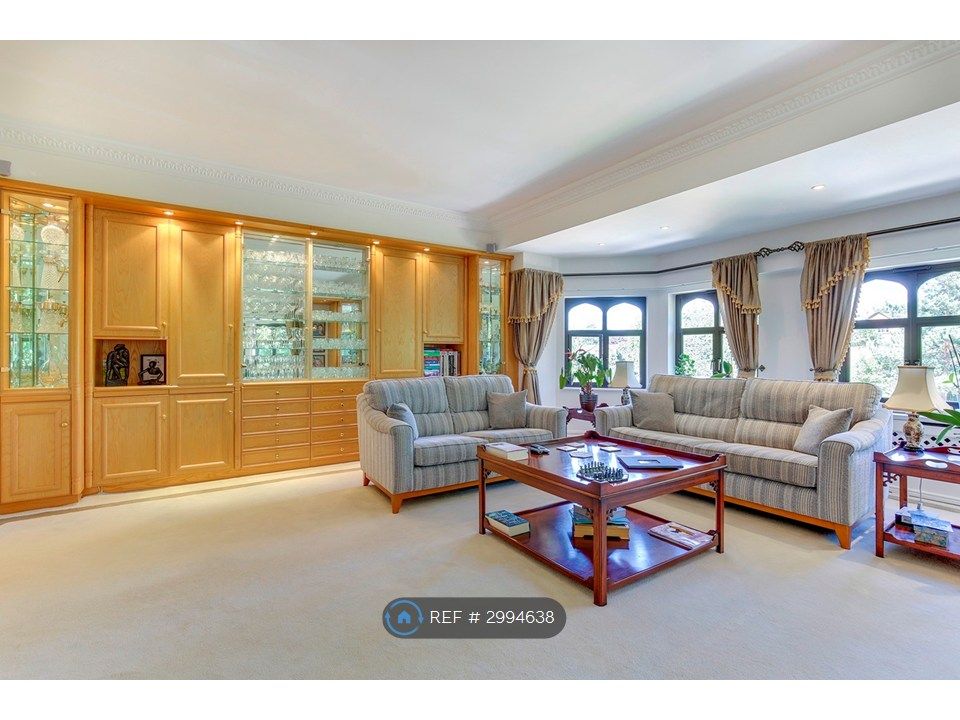 Property photo 3 of 16 Lounge 2