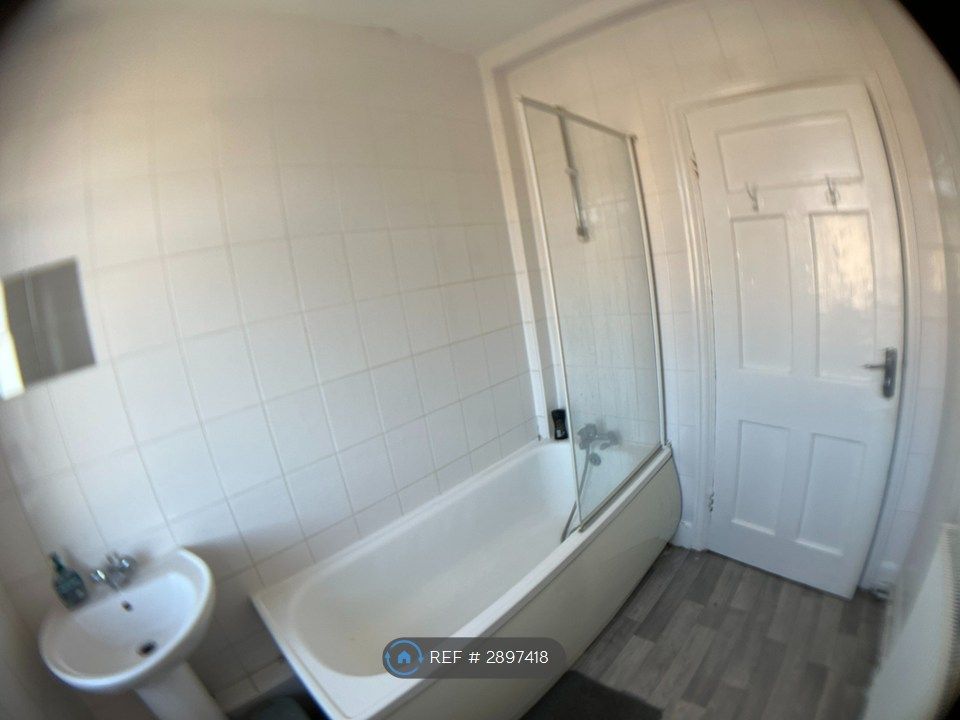 Property photo 2 of 9 Bathroom 1