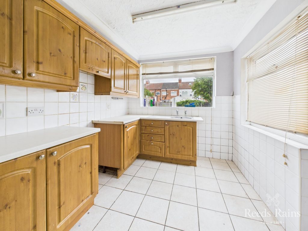 Property photo 3 of 14 Kitchen