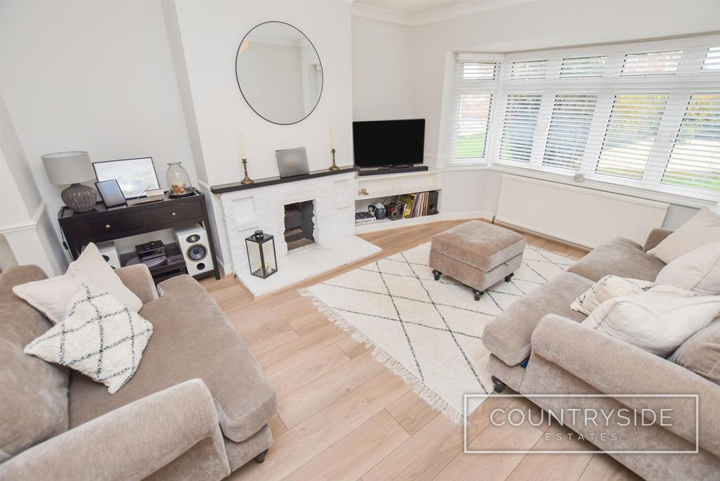 Property photo 2 of 19 Lounge