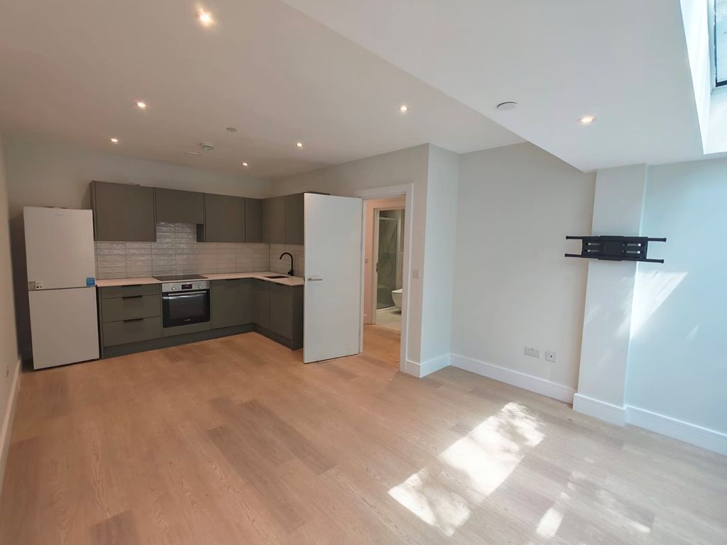 Property photo 2 of 8 Kitchen Lounge