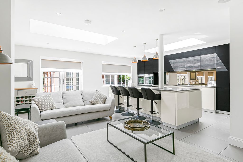 Property photo 3 of 27 Kitchen/Dining Room