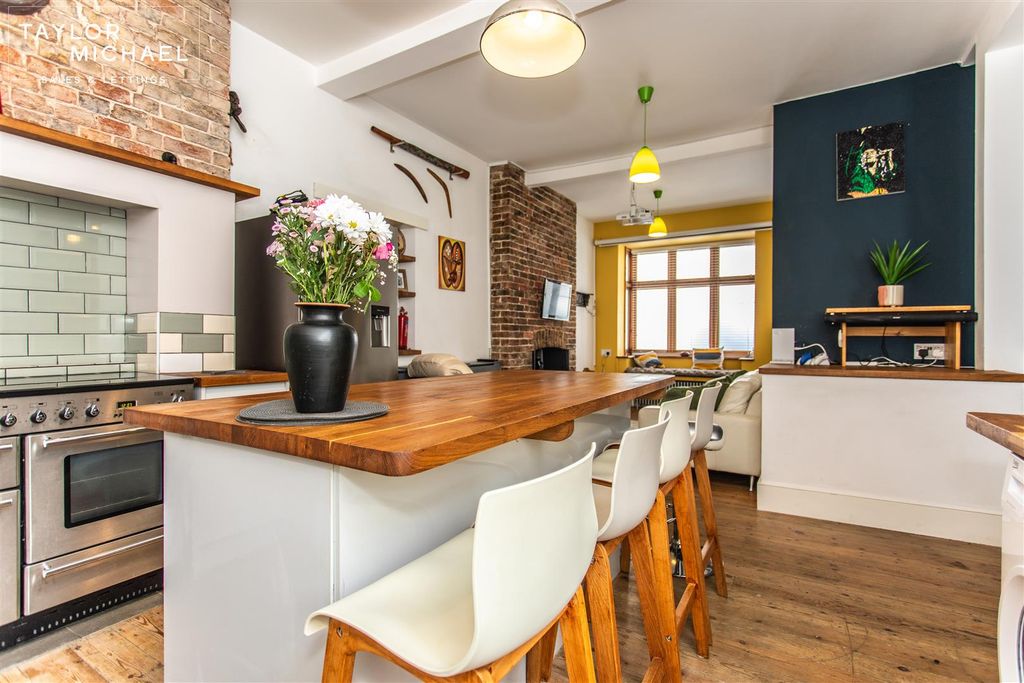 Property photo 3 of 31 Kitchen