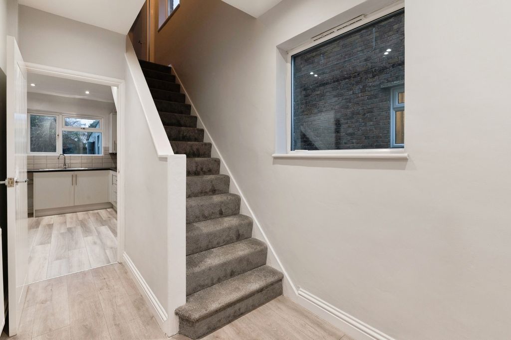 Property photo 2 of 20 Entrance Hall