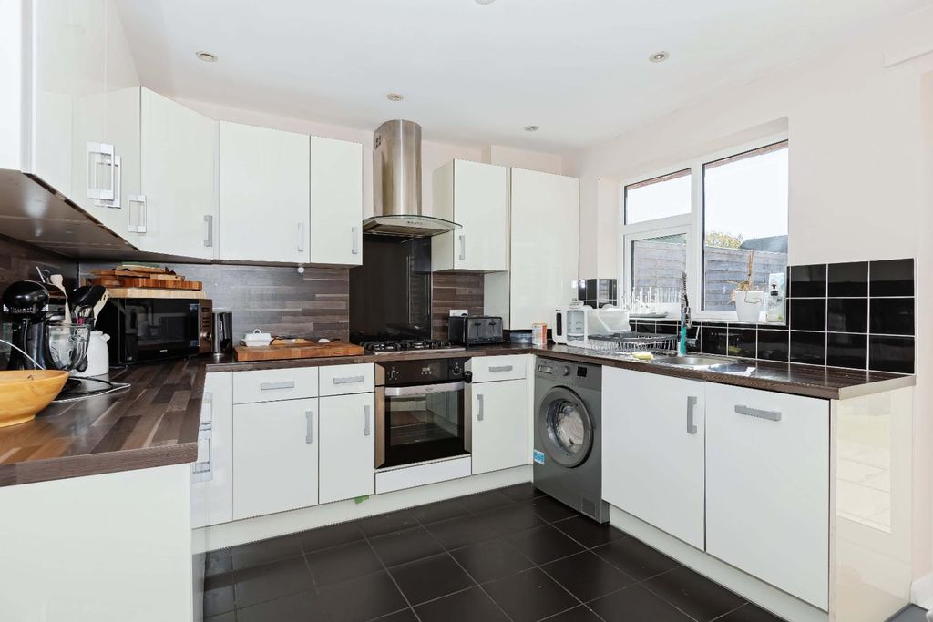 Property photo 2 of 16 Wessex Walk_11.Jpg