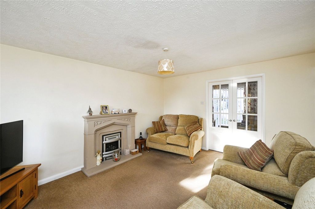 Property photo 2 of 17 Lounge