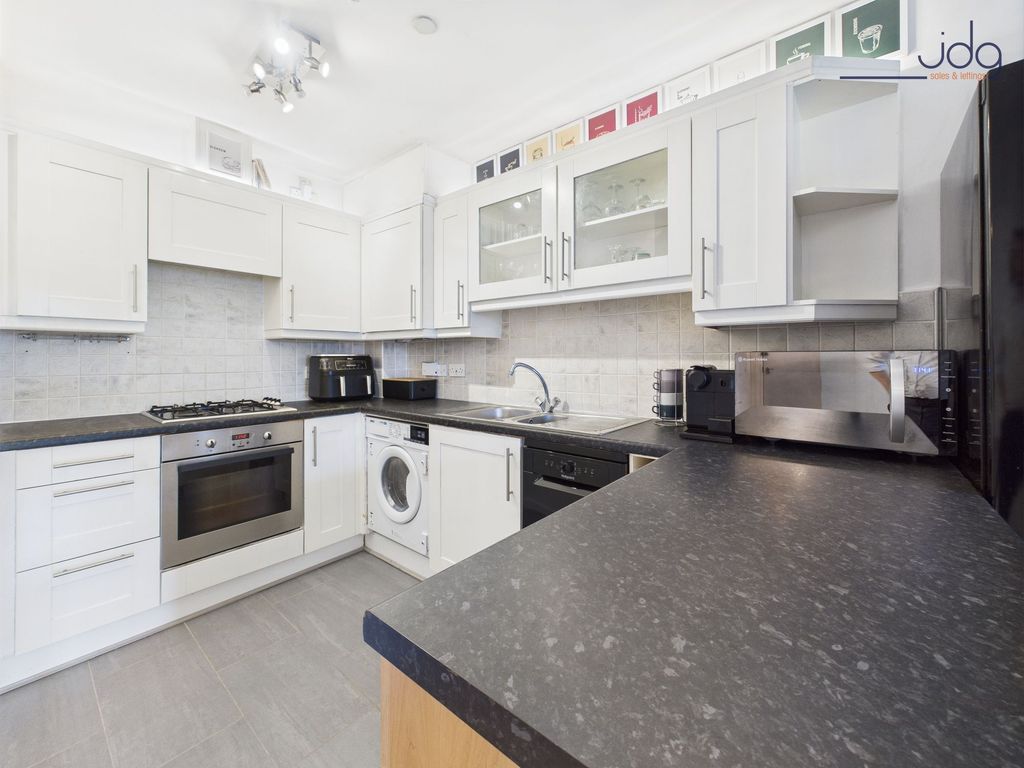 Property photo 3 of 11 Kitchen