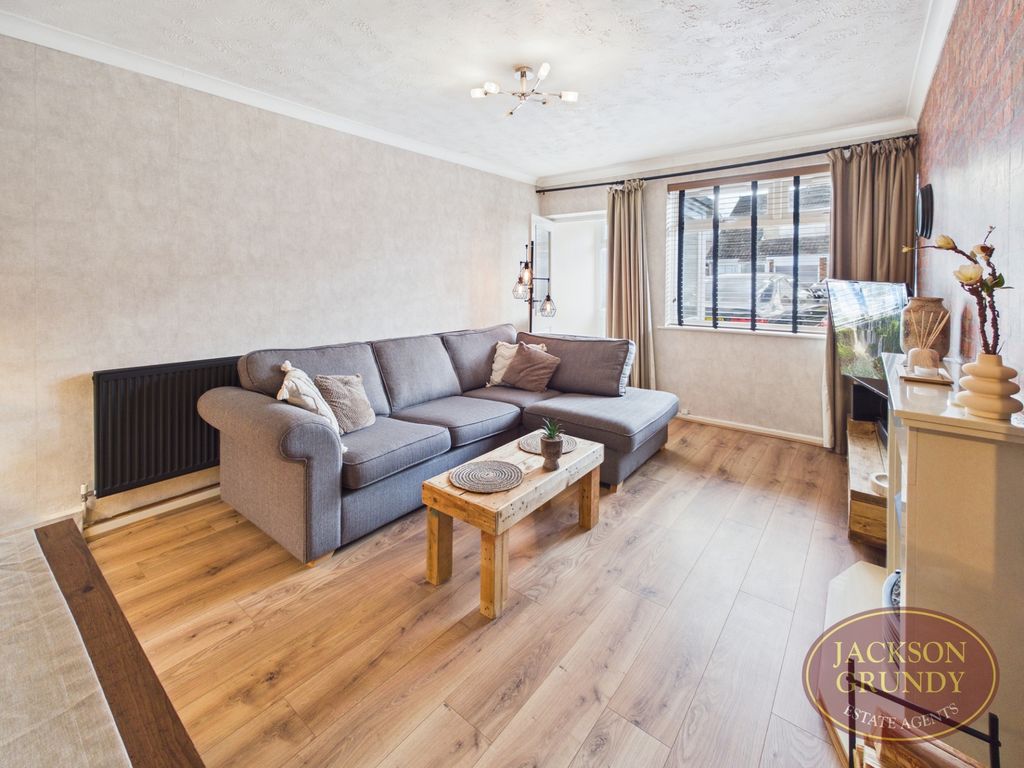 Property photo 2 of 14 Meadow Close