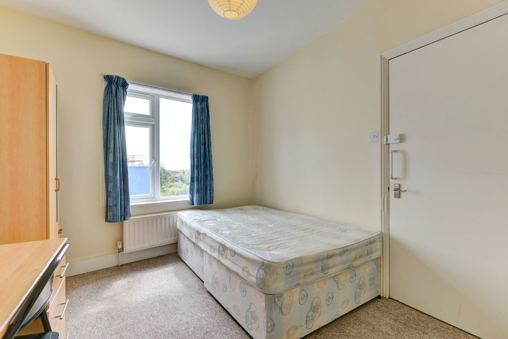 Property photo 3 of 13 A Cozy Bedroom Featuring A Comfortable Double Bed ...