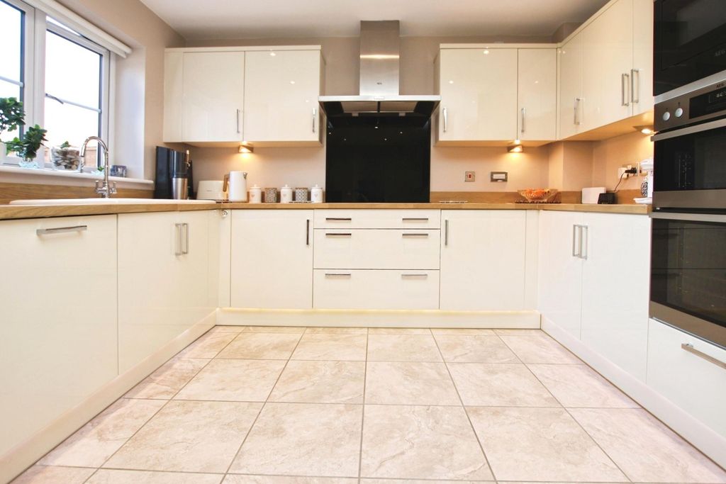 Property photo 2 of 22 5561083