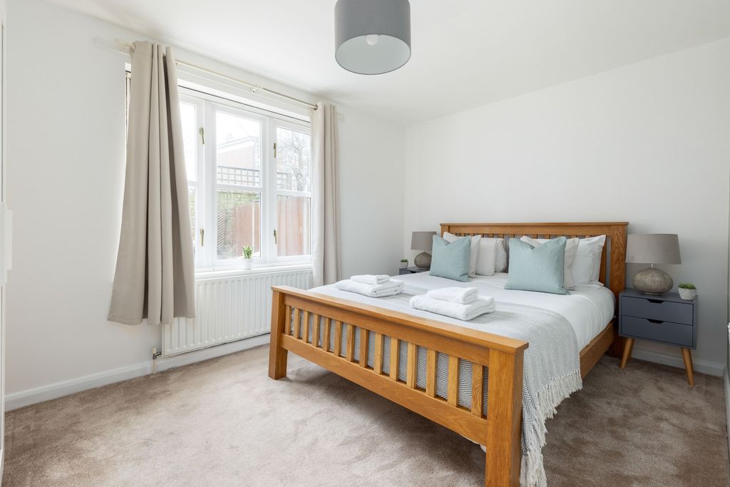 Property photo 3 of 28 Bedroom