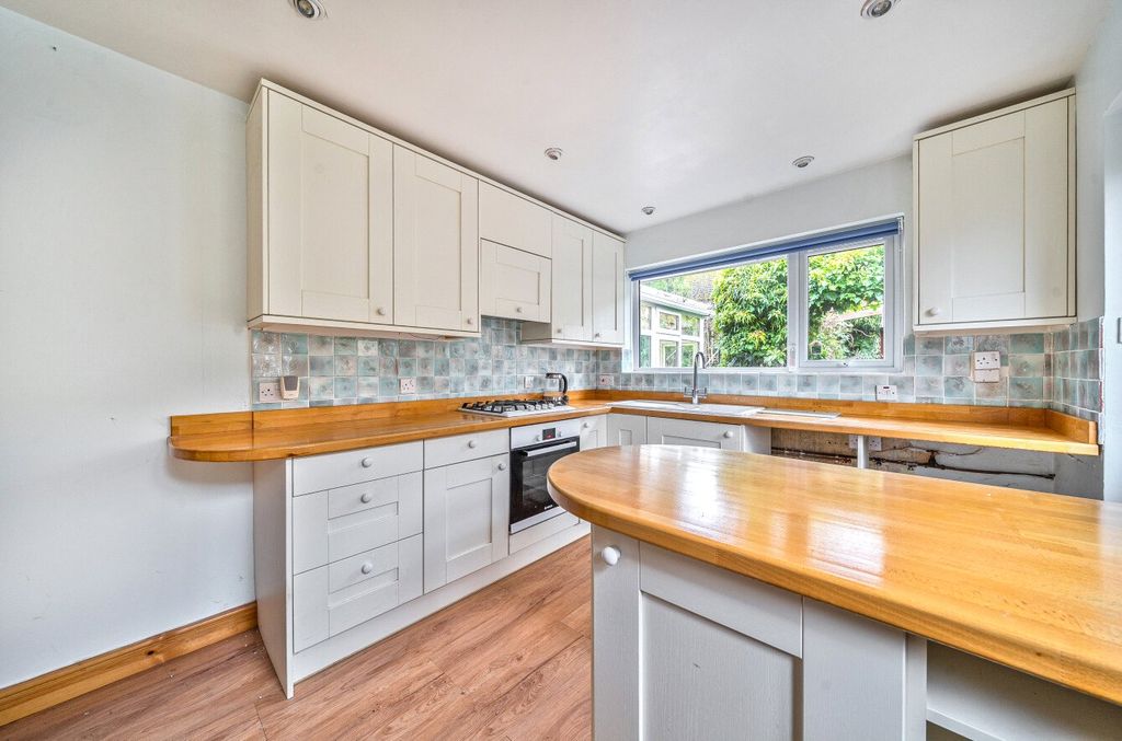 Property photo 3 of 9 Kitchen
