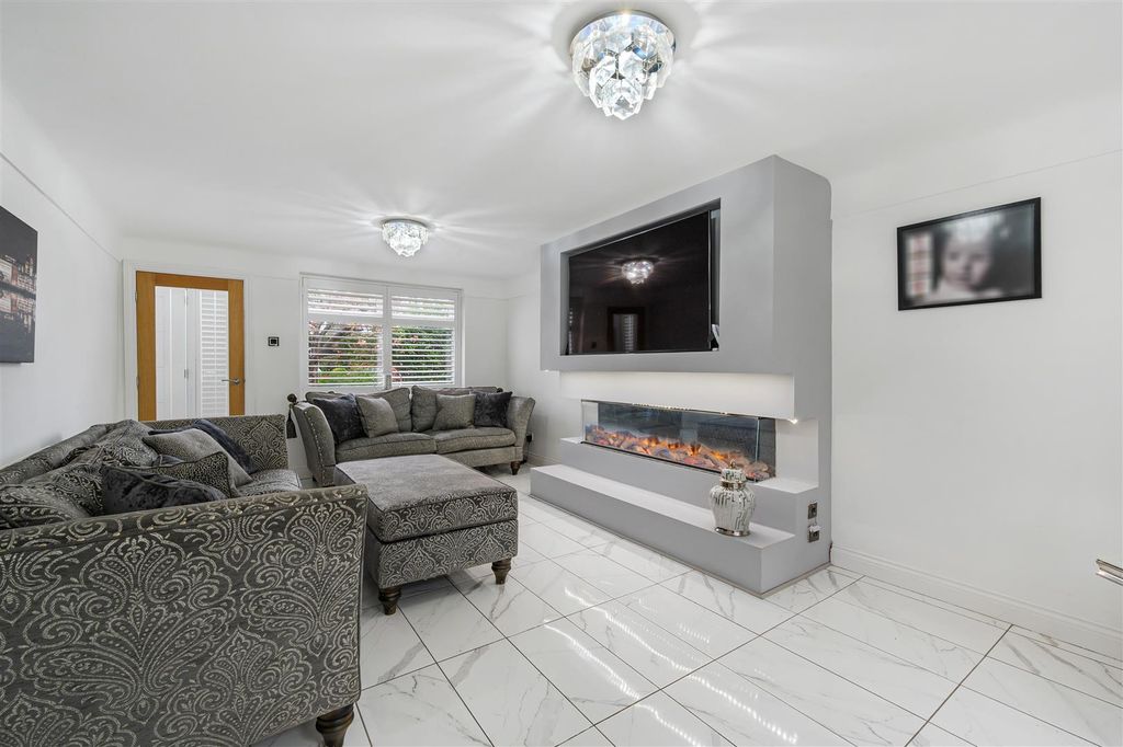 Property photo 3 of 19 Lounge