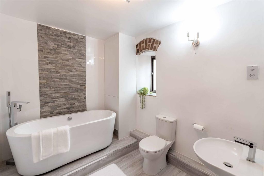 Property photo 3 of 17 Bathroom