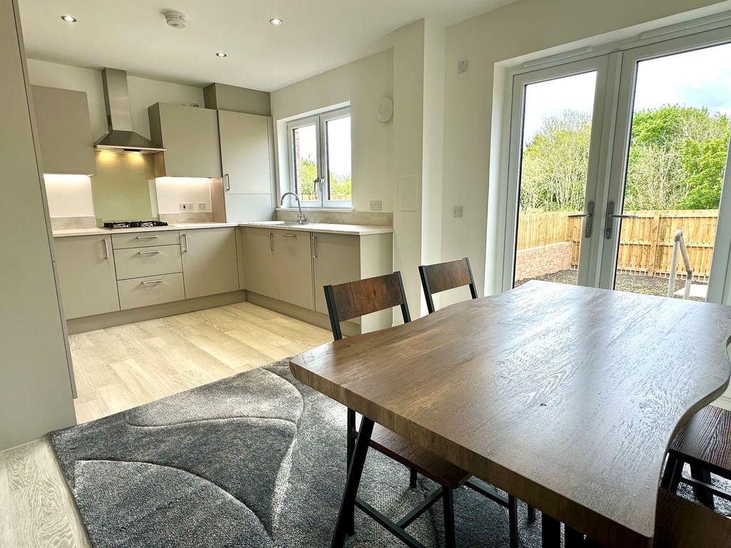 Property photo 3 of 17 Kitchen