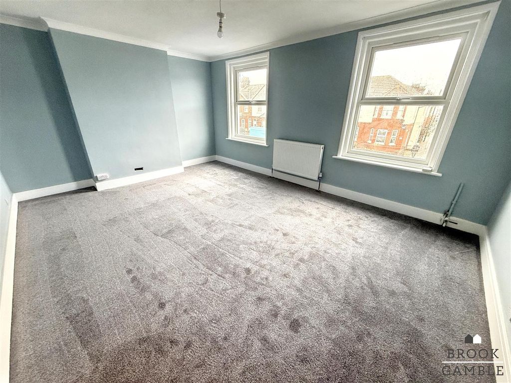 Property photo 3 of 11 01323 438506