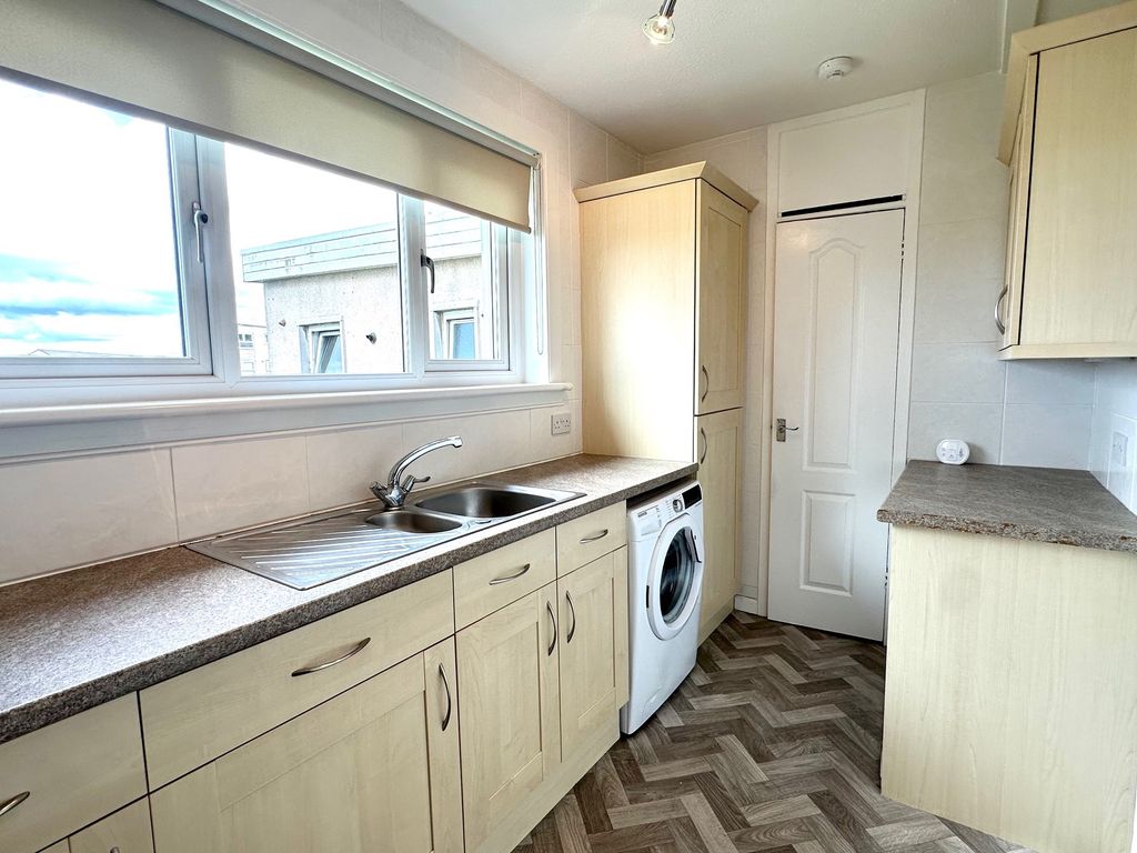 Property photo 3 of 10 Kitchen