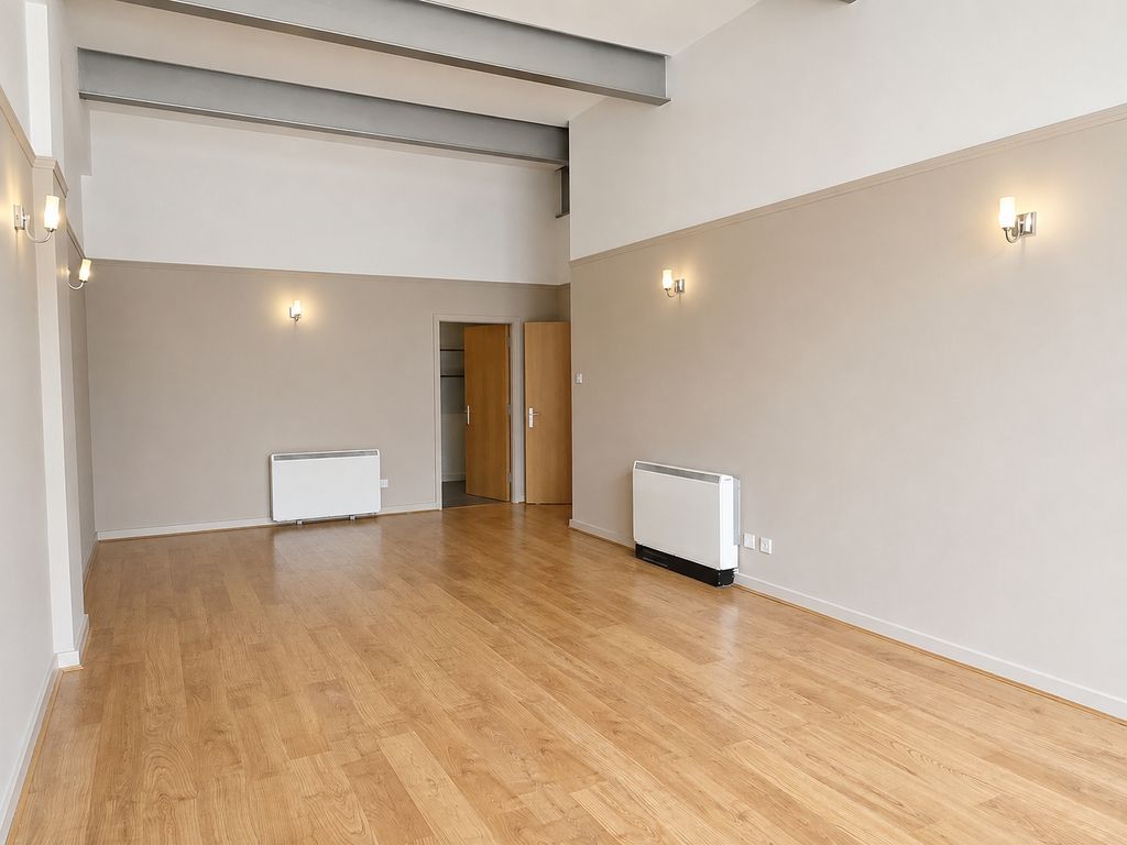 Property photo 3 of 8 Living Space
