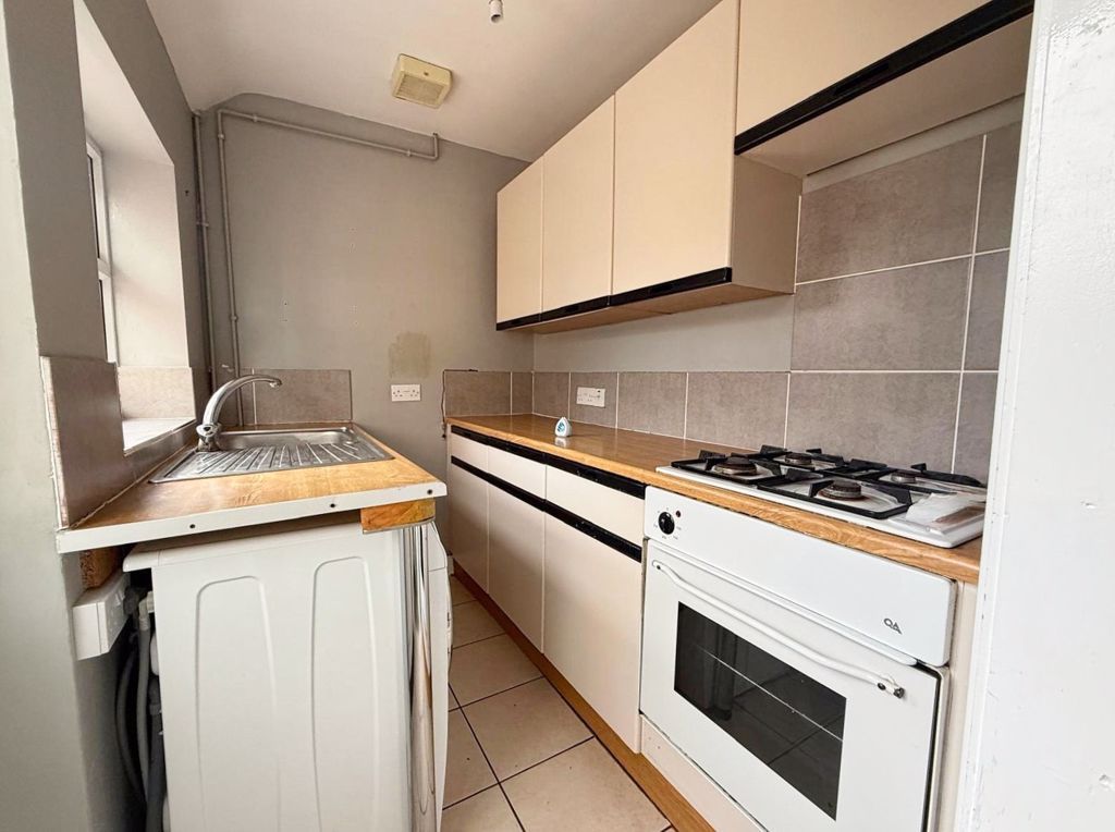 Property photo 2 of 10 Kitchen