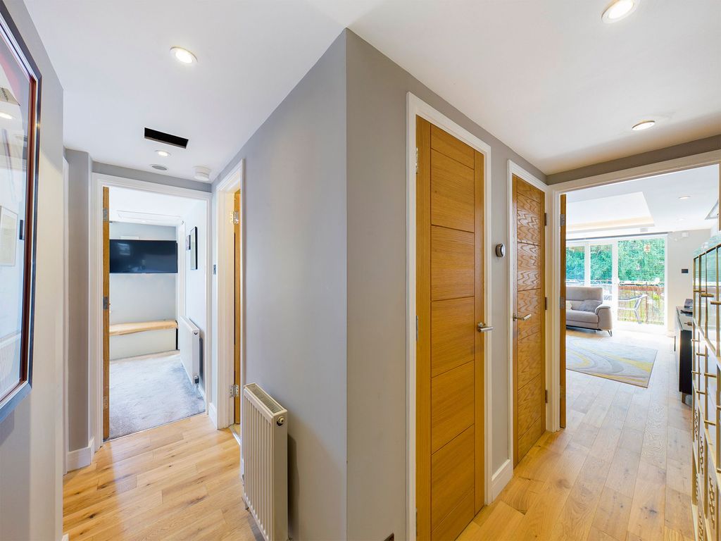 Property photo 3 of 18 Entrance Hall