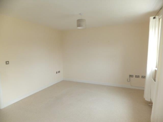 2 bed flat to rentThacker Drive, Lichfield WS13 photo 4