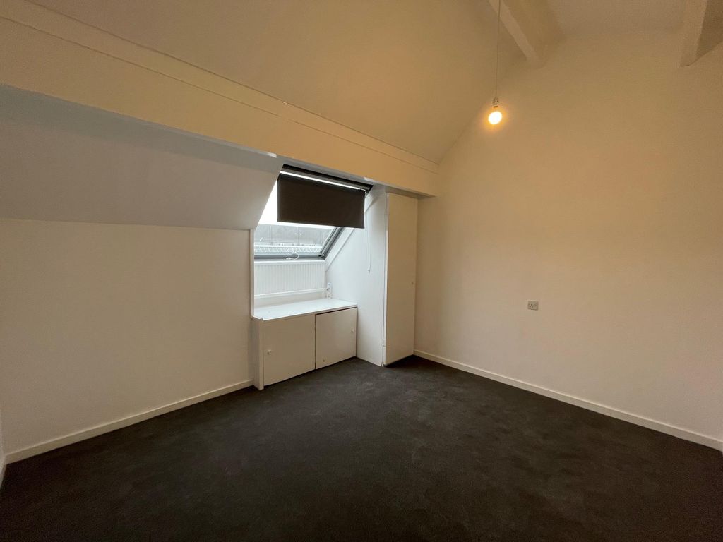 Property photo 3 of 6 Bedroom