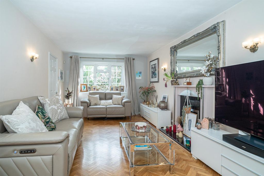 Property photo 2 of 34 Living Room